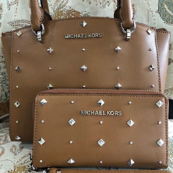 ❗️SOLD❗️Michael Kors Ellis Purse studded wristlet - Picture 2 of 8